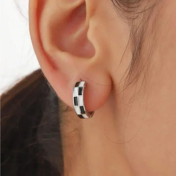 ✨ Checkered Huggie Hoop Earrings - Picture 7 of 8
